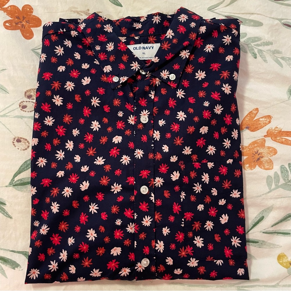NWT Old Navy men’s short sleeved button down shirt (XL)